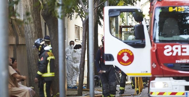 Dos hermanos, una niña de 4 años y un niño de 3, han muerto esta mañana, mientras que un tercer hermano, un niño de 2 años, se encuentra ingresado en el hospital Vall d'Hebrón en estado crítico, y otras once personas han sufrido heridas de diversa conside