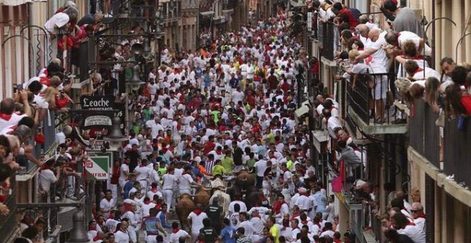 Un momento del encierro de este martes en San Fermín. / JUAN PEDRO URDÍROZ (EFE)