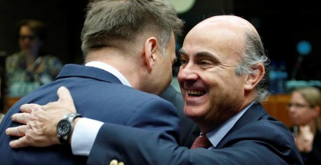 Guindos sonríe al principio del Ecofin celebrado este miércoles en Bruselas. / REUTERS