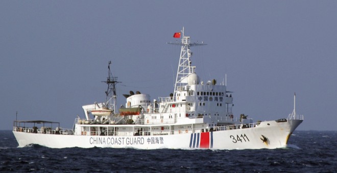 Fotografía fechada el 14 de mayo de 2014 muestra muestra un barco de la guardia costera china mientras navega en las aguas en disputa en el mar de la China Meridional, al este de Palawan, Filipinas. EFE