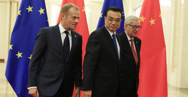 l presidente del Consejo Europeo, Donald Tusk (izq); el primer ministro chino, Li Keqiang (c), y el presidente de la Comisión Europea, Jean-Claude Juncker (d) asisten a una cumbre entre China y la Unión Europea en el Gran Palacio del Pueblo en Pekín, Chin