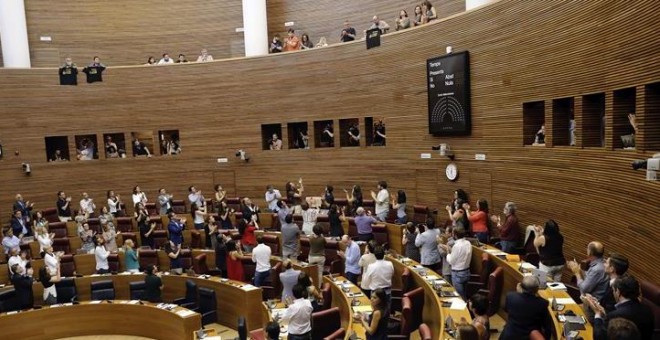 El pleno de Les Corts Valencianes ha aprobado hoy, con el voto en contra del PP, el dictamen de la comisión parlamentaria de investigación sobre el accidente de Metrovalencia de 2006 que costó la vida a 43 personas, que concluye que el siniestro era 'prev