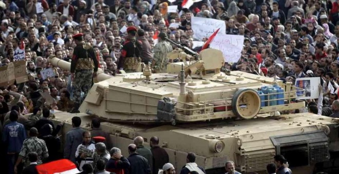 Egipcios rodean un tanque blindado durante las manifestaciones del año 2013.-EFE