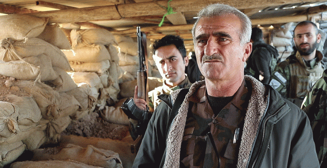 El oficial kurdo Maran Abdula, en las trincheras del frente de Teleskof. Este mando peshmerga ha castigado a varios hombres por revelar secretos en las redes. FERRÁN BARBER