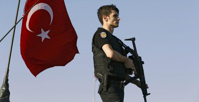 Un policía dispuesto sobre un vehículo militar blindado tras la rendición de tropas golpistas del ejército turco en el puente del Bósforo en Estambul , Turquía.- REUTERS / Murad Sezer