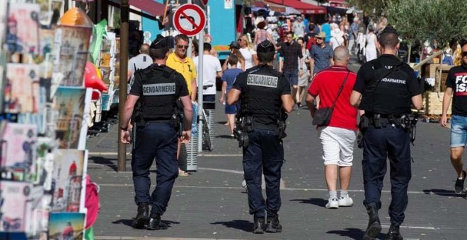 Varios gendarmes patrullan por el Paseo de los Ingleses de Niza tras su reapertura. / EFE