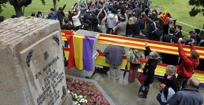 Concentración en memoria de víctimas del franquismo en el Cementerio General de Valencia. (Efe / Archivo)
