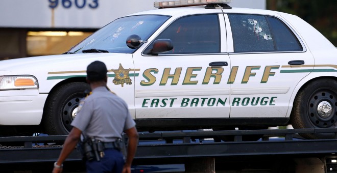 Un coche de la Oficina del Sheriff de Baton Rouge con varios impactos de bala. - REUTERS