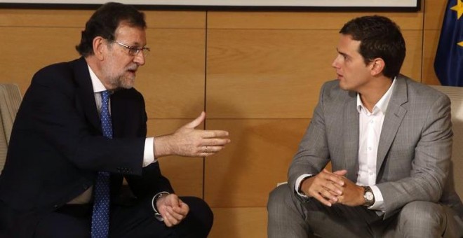 El presidente del Gobierno en funciones, Mariano Rajoy (i), y el líder de Ciudadanos, Albert Rivera, durante una reunión en el Congreso.- EFE