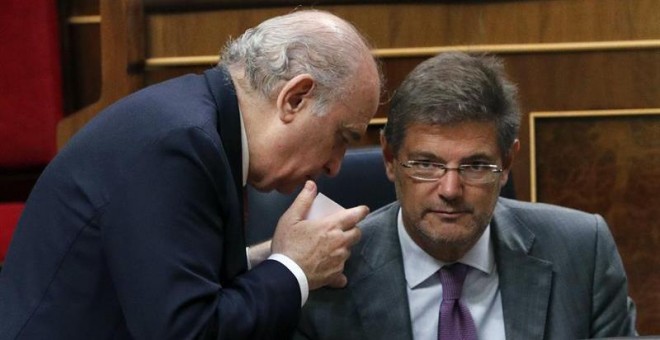 Los ministros de Justicia e Interior en funciones, Rafael Catalá y Jorge Fernández Díaz, respectivamente, conversan durante la sesión constitutiva de las Cortes Generales de la XII Legislatura./ EFE