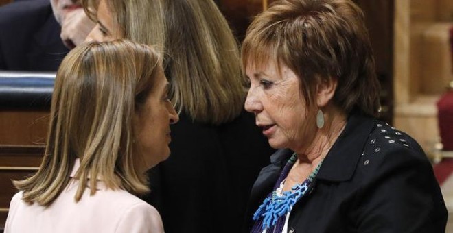 La presidenta del Congreso de los Diputados, Ana Pastor (i), conversa con la diputada del Partido Popular por Málaga Celia Villalobos, durante la sesión constitutiva de las Cortes Generales de la XII Legislatura. EFE/J. J. Guillén