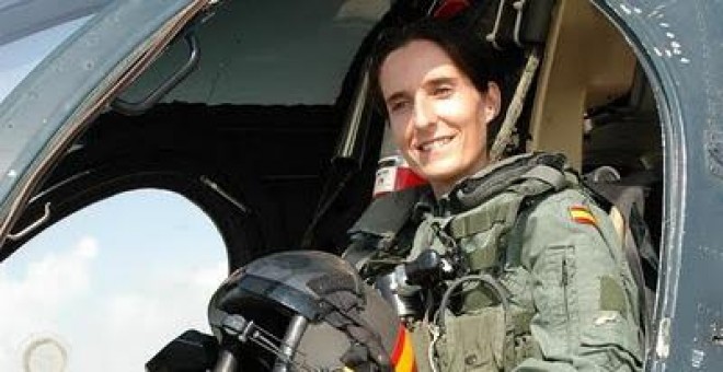 Patricia Campos Domènech a los mandos de un helicóptero de la Armada.