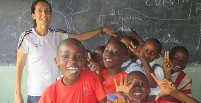 Patricia Campos junto a los niños con los que colabora en Uganda/Patricia Campos Domènech