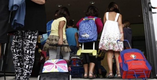 Niños entrando al colegio.- EFE