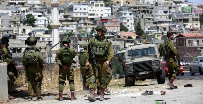 Varios soldados israelíes vigilan en el lugar del suceso después de que dos soldados israelíes resultaran heridos al ser apuñalados por un atacante palestino que fue reducido con disparos. EFE