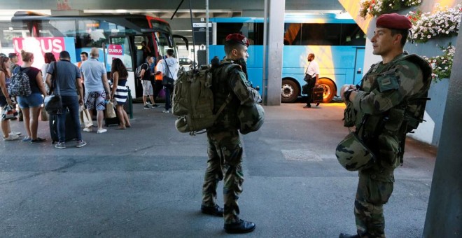 Soldados franceses en la estación de buses de Lyon, en Francia. REUTERS