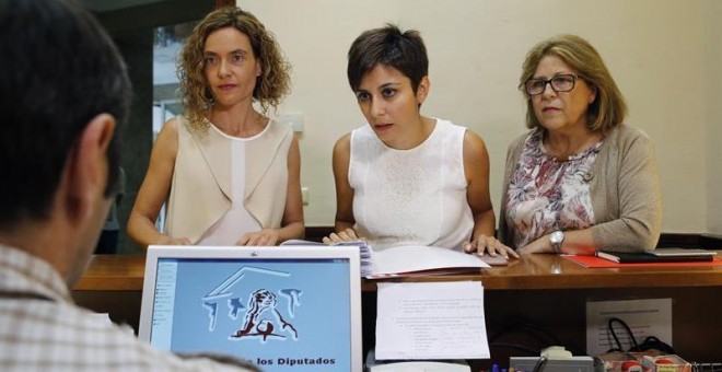 La diputadas socialistas Meritxell Batet (i), María Soledad Pérez (d) e Isabel Rodríguez (c) presentan en el registro del Congreso las quince primeras iniciativas de la Legislatura. EFE/Ballesteros