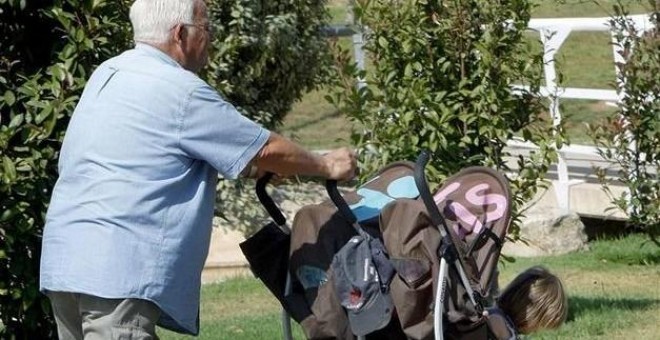 Los abuelos, sostén económico para las familias./ EFE