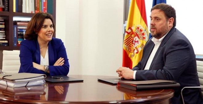 La vicepresidenta del Gobierno, Soraya Sáenz de Santamaría, con el vicepresidente de la Generalitat de Catalunya, Oriol Junqueras, durante la reunión que mantuvieron en abril./ EFE