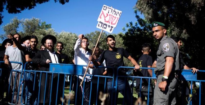 La policía israelí custodia un espacio en el que manifestantes judíos de ultraderecha protestan contra el desfile anual del Orgullo Gay en Jerusalén (Israel)./ EFE