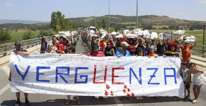 La policía griega impidió a la iniciativa solidaria Caravana a Grecia organizar una protesta simbólica en Idomeni. - EFE
