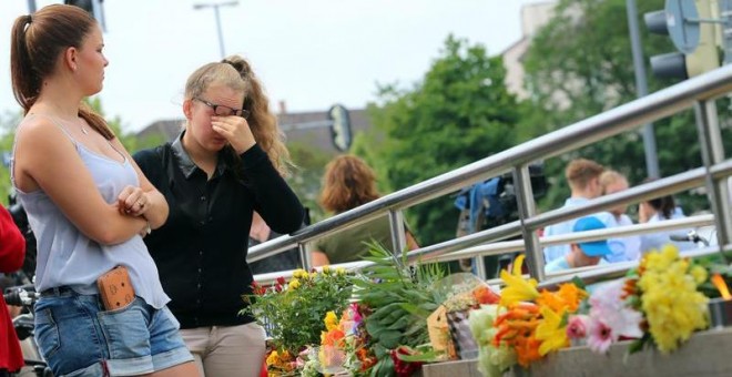 Dos niñas lloran por el asesinato de nueve personas en un centro comercial de Múnich. EFE/EPA/Karl-Josef Hildenbrand