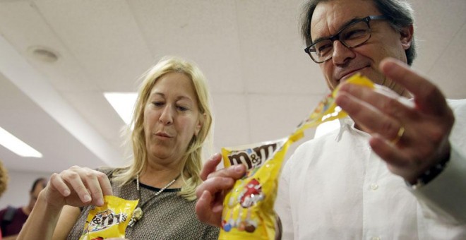 El expresidente catalán Artur Mas y la consejera de Presidencia de la Generalitat, Neus Munté, durante las votaciones para el PDC. EFE