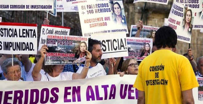 Las víctimas del accidente del Alvia, del que hoy se cumplen tres años, se concentran en la Plaza del Obradoiro para pedir justicia y exigir responsabilidades. EFE