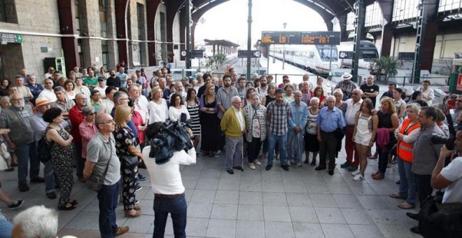 Familiares y amigos de las víctimas del accidente del tren Alvia ocurrido hoy hace tres años, junto a miembros de la corporación municipal del concello de A Coruña entre los que se encuentra el alcalde, Xulio Ferreiro (c), durante el minuto de silencio ll