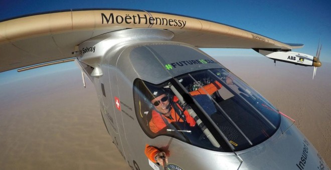 El piloto Piccard se hace un selfie a bordo del Solar Impulse II. REUTERS