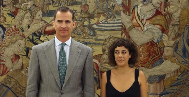 El rey Felipe recibió en el Palacio de la Zarzuela a la diputada de En Marea-Podemos Alexandra Fernández, en la segunda jornada de su ronda de consultas con las formaciones políticas parlamentarias para proponer un candidato a la Presidencia. EFE