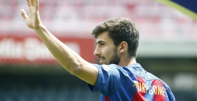 El centrocampista portugués André Gomes saluda hoy a los aficionados en el Camp Nou, durante su presentación como nuevo jugador del FC Barcelona. Gomes ha asegurado que fue 'sencillo' decantarse por la oferta del Barcelona ya que, en su opinión, su 'perso