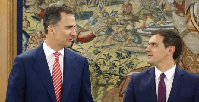 El Rey ha recibido esta mañana en el Palacio de la Zarzuela al presidente de Ciudadanos, Albert Rivera, en la tercera jornada de su nueva ronda de consultas. EFE/Ángel Díaz