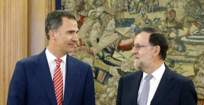 El rey Felipe VI recibe al presidente del Gobierno en funciones, Mariano Rajoy (d), en el Palacio de la Zarzuela.  EFE/Ángel Diaz