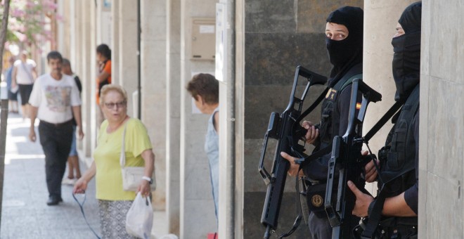 Los dos hermanos detenidos hoy en Arbúcies (Girona) en el marco de una operación de la Guardia Civil contra el terrorismo yihadista han sido sacados de sus domicilios minutos antes del mediodía e introducidos en sendos vehículos policiales, tras casi 8 h