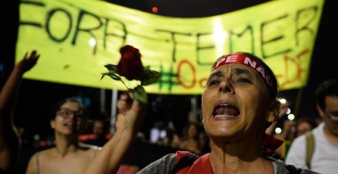 Manifestantes protestan contra el Gobierno de Temer en una marcha en Brasilia el pasado 10 de junio. - AFP