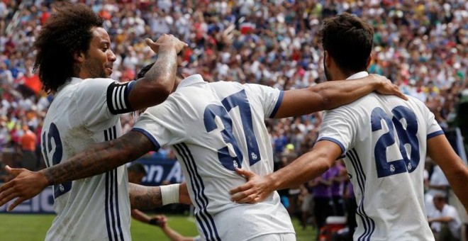 Marcelo celebra con Mariano y Marco Asensio uno de los goles del Real Madrid ante el Chelsea. - EFE