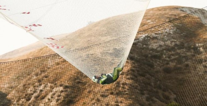 El estadounidense Luke Aikins se ha convertido en la primera persona en saltar 25.000 pies (7.620 metros) sin paracaídas. AFP