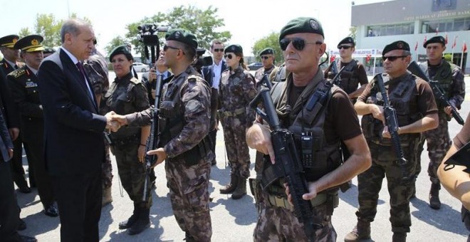 El presidente de Turquía, Recep Tayyip Erdogan, saluda a un grupo de militares durante su visita a la sede de las fuerzas especiales en Ankara. - EFE