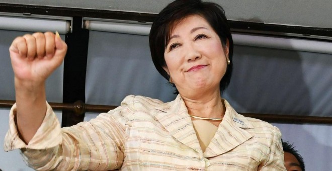 La primera mujer en ganar las elecciones a gobernador de Tokio, Yuriko Koike, celebra su victoria. REUTERS