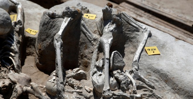 Detalle de los grilletes con los que fueron atados por las manos las víctimas de una ejecución en masa en la antigua Grecia. REUTERS/Alkis Konstantinidis