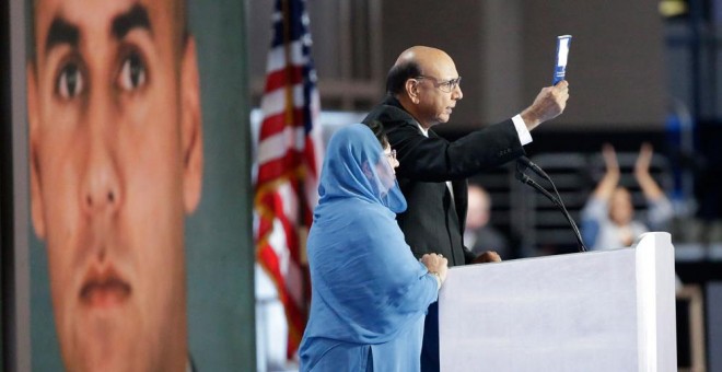 Los padres del capitán musulmán Humayun Khan, muerto en acto de servicio, durante su intervención en la Convención Demócrata este fin de semana en Filadelfia. EFE
