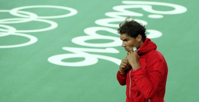 Nadal sale a la cancha después de su entrenamiento en el Centro de Tenis en Río de Janeiro (Brasil). EFE