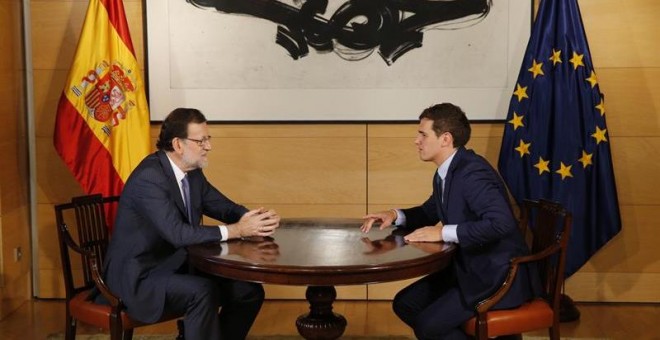 El presidente del Gobierno en funciones, Mariano Rajoy (i), y el líder de Ciudadanos, Albert Rivera, durante la entrevista que mantuvieron hoy en el Congreso de los Diputados en una nueva ronda de contactos tras recibir la semana pasada el encargo del Rey