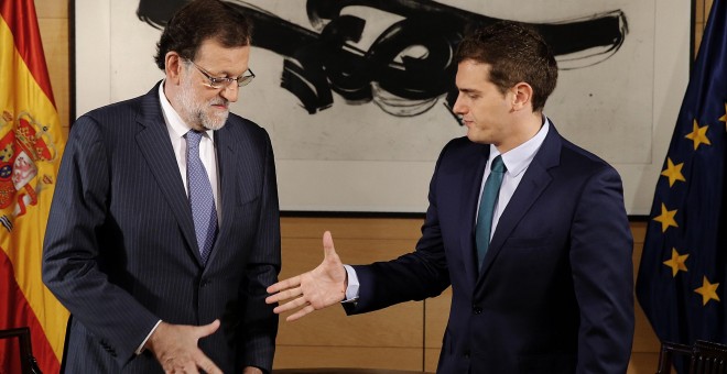 El presidente del Gobierno en funciones y líder del PP, Mariano Rajoy, y el presidente de Ciudadanos, Albert Rivera, posan para los fotógrafos al inicio de su encuentro en el Congreso de los Diputados. EFE/Mariscal