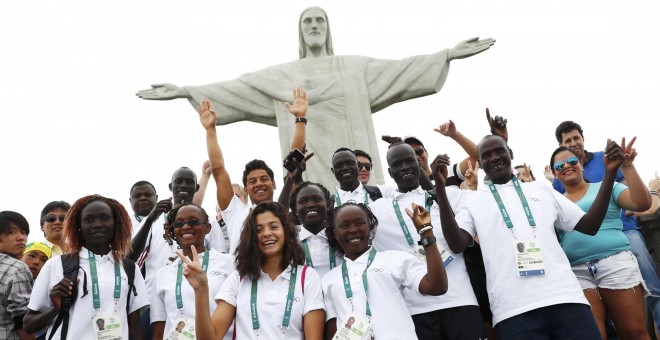 Miembros del equipo olímpico de refugiados se fotografia hace unos días en el Cristo Redentor de Río. /REUTERS