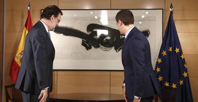 El presidente del Gobierno en funciones, Mariano Rajoy (i), y el líder de Ciudadanos, Albert Rivera, durante la entrevista que mantuvieron hoy en el Congreso de los Diputados en una nueva ronda de contactos tras recibir la semana pasada el encargo del Rey