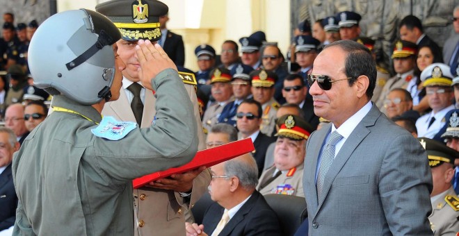 El presidente egipcio Abdel Fattah al Sisi durante una ceremonia de graduación de pilotos en El Cairo. - REUTERS