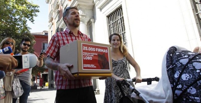 Ignacio Javierre (2d) y María Hernández (d), padres del niño a quien el Registro Civil de Fuenlabrada (Madrid) impidió que llamaran Lobo, a las puertas de la Dirección General de los Registros y del Notariado, donde han presentado el recurso que permitir