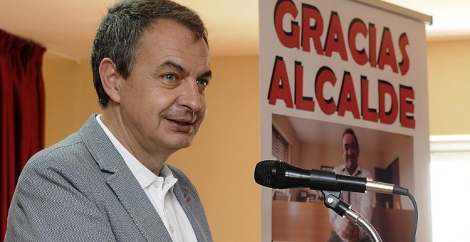 El expresidente del Gobierno, José Luis Rodríguez Zapatero, durante su intervención en el homenaje póstumo al que fuera durante 33 años alcalde socialista del municipio, Benjamín Geijo. EFE/J. Casares